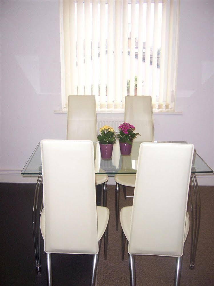 Oyo Arinza Apartments, Ливърпул Екстериор снимка